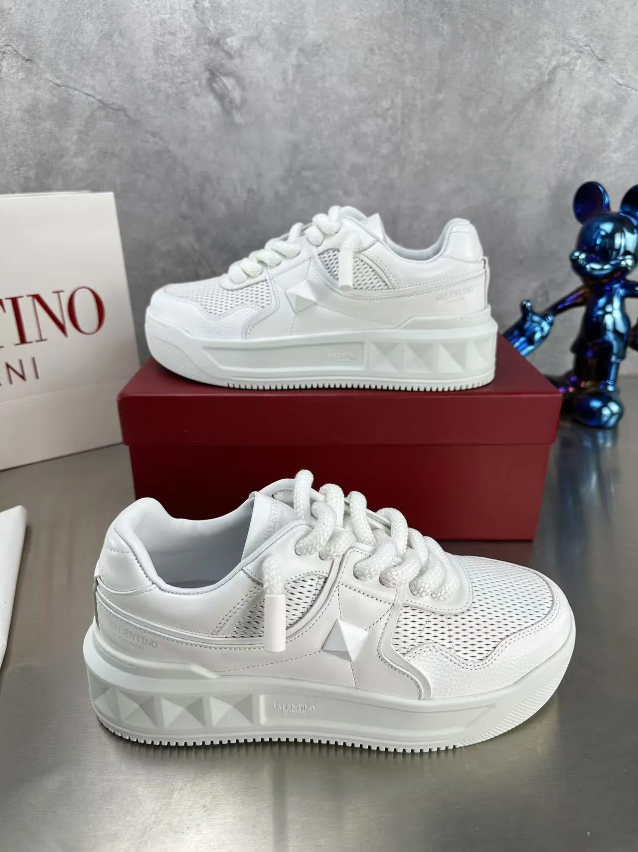 👟👟Ex-factory price 640👟👟 🔺Valentino🔺Valentino new casual shoes 2023 latest model hot style for catwalk couples, thick shoelaces, the same style as Elsa Hosk, Zhang Yixing, Guan Xiaotong and many other stars 🔥 Top version + lasting process, full oil edge on the upper. Fabric: Customized cowhide + cowhide lining with breathable mesh. Outsole: original molded TPU thickened outsole. Size for women is 35-40. Men’s size is 39-45.